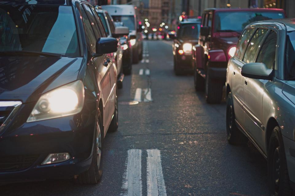 Image of cars in traffic 